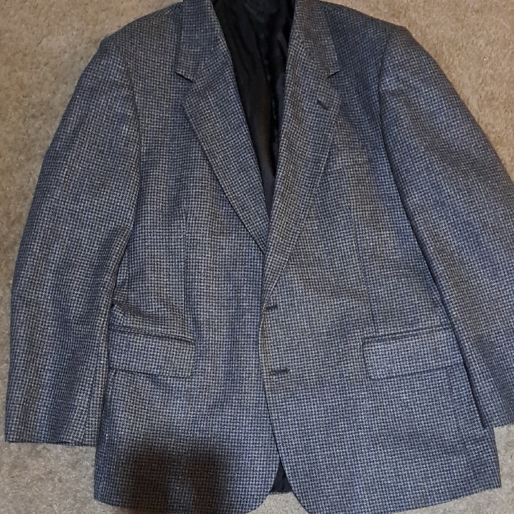 Gray Sport Coat with Notched Lapels and Classic Design